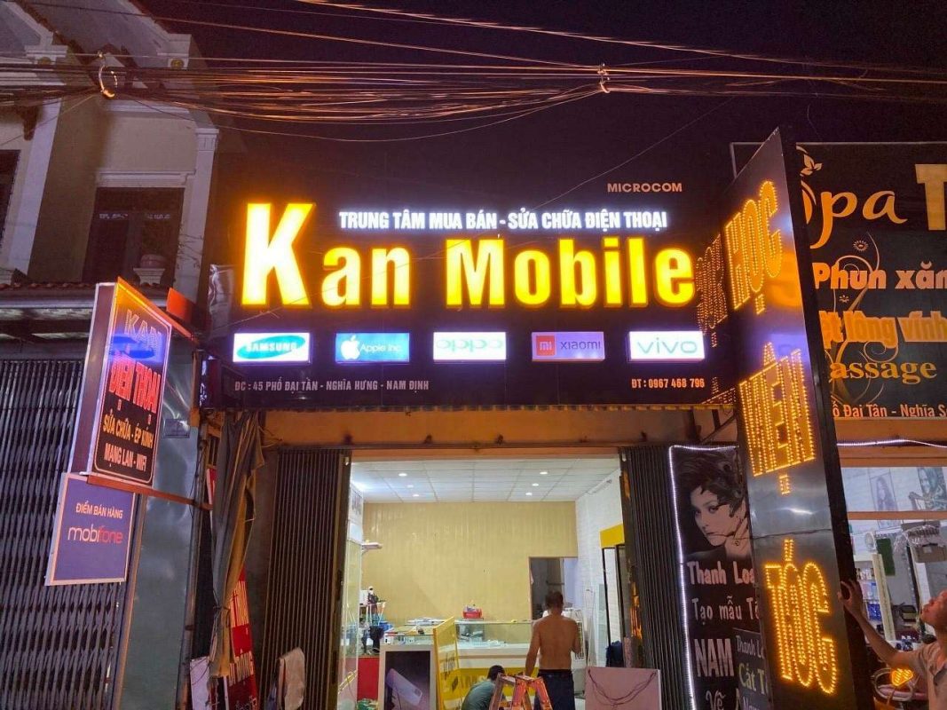 Thi công biển quảng cáo điện thoại cùng Microcom cho cửa hàng, Tiến Anh đã mang đến giải pháp biển hiệu hiện đại – nổi bật – chuẩn nhận diện.