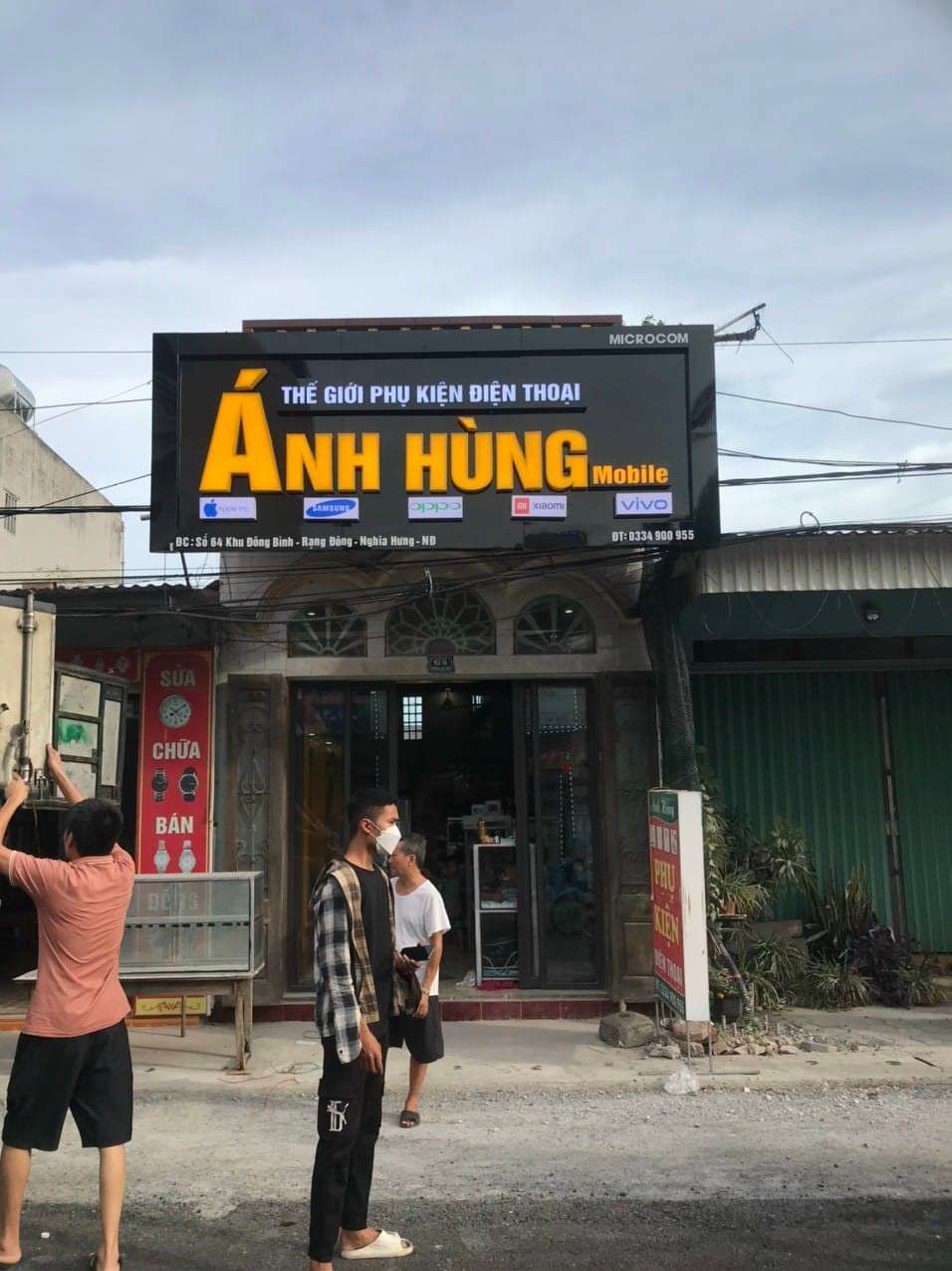 Thi công biển quảng cáo điện thoại cùng Microcom cho cửa hàng, Tiến Anh đã mang đến giải pháp biển hiệu hiện đại – nổi bật – chuẩn nhận diện.